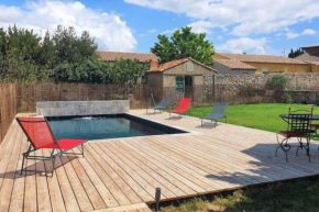 Vaste demeure avec piscine, à 14 km de la mer.